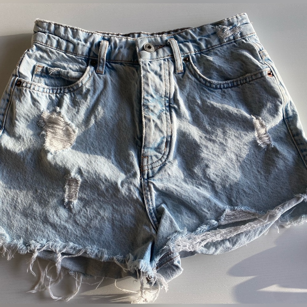 ZARA Women’s Size 4 Distressed Jean Shorts